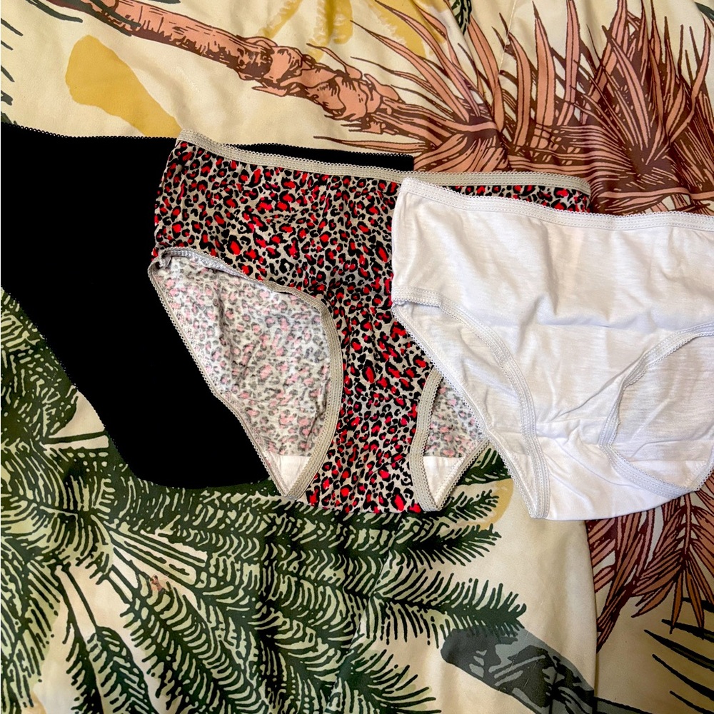 3 pack of girls underwear (never worn)
100% Cotton